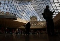 1761758715880-potret-museum-louvre-kembali-dibuka-usai-pencurian-perhiasan-bernilai-fantastis-1761199897131_43