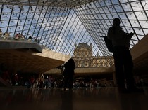 1761758715880-potret-museum-louvre-kembali-dibuka-usai-pencurian-perhiasan-bernilai-fantastis-1761199897131_43