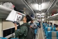 1761801918202-para-penumpang-saat-berada-di-gerbong-kereta-api-rute-medan-rantau-prapat-dok-kai-divre-i-sumut-1758422955440_43