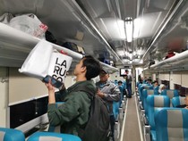 1761801918202-para-penumpang-saat-berada-di-gerbong-kereta-api-rute-medan-rantau-prapat-dok-kai-divre-i-sumut-1758422955440_43