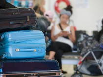 1761823551138-ilustrasi-koper-di-bandara_43