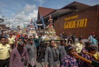 1761845026920-kirab-bedhol-projo-warnai-kembalinya-pedagang-ke-pasar-induk-godean-1761747007235_43