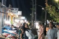 1761845097100-wisatawan-berburu-kuliner-seafood-di-kampung-ujung-labuan-bajo-ambrosius-ardindetikbali_43