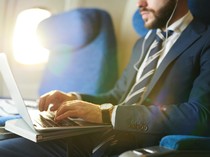 1761888183874-ilustrasi-penumpang-buka-laptop-di-pesawat_43