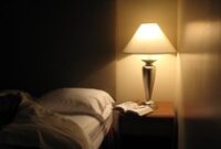 1761888270048-ilustrasi-kamar-hotel-di-malam-hari_43
