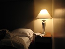 1761888270048-ilustrasi-kamar-hotel-di-malam-hari_43