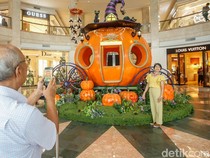1761909716790-sambut-halloween-kereta-labu-raksasa-hiasi-mal-jakarta-1761893309033_43