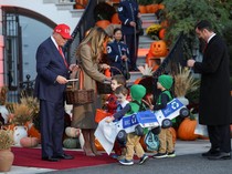 1761909909748-trump-dan-melania-rayakan-halloween-meriah-di-gedung-putih-1761881181869_43