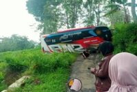 1761931366731-penampakan-bus-rombongan-ziarah-tersesat-di-hutan-plukaran-kecamatan-gembong-pati-rabu-29102025-1761718342794_43