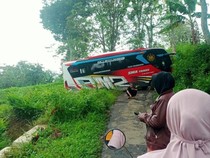 1761931366731-penampakan-bus-rombongan-ziarah-tersesat-di-hutan-plukaran-kecamatan-gembong-pati-rabu-29102025-1761718342794_43