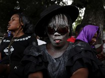 1762082354510-ritual-mistis-penuh-warna-pengikut-voodoo-haiti-rayakan-hari-orang-mati-1762055071633_43