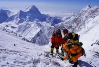 1762103929339-tim-pembersih-mayat-pendaki-pegunungan-himalaya_43