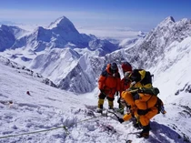 1762103929339-tim-pembersih-mayat-pendaki-pegunungan-himalaya_43