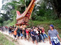 1762147460761-melihat-prosesi-penguburan-rambu-solo-toraja-2_43