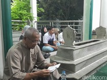1762320259917-makam-syekh-abdurrahman-di-kompleks-masjid-agung-karawang_43