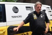 1762341831617-rainer-zietlow-berpose-di-depan-mobil-listrik-yang-dikendarainya-dari-jerman-hingga-tiba-di-bali-selasa-4112025-foto-aryo-mahe-1762246464572_43