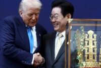 1762449709373-trump-menjabat-tangan-presiden-korsel-lee-jae-myung-setelah-mendapat-hadiah-mahkota-emas-1761732752465_43
