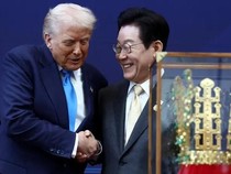 1762449709373-trump-menjabat-tangan-presiden-korsel-lee-jae-myung-setelah-mendapat-hadiah-mahkota-emas-1761732752465_43