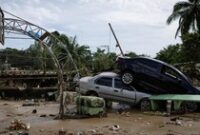 1762493315436-deretan-mobil-rusak-dan-bertumpuk-usai-amukan-topan-kalmaegi-1762327234054_43