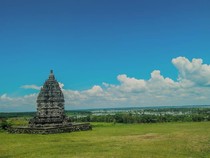 1762493342414-miniatur-candi-prambanan-di-wisata-cakat-raya_43