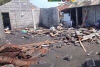 1762536062239-abrasi-yang-merusak-sejumlah-bangunan-di-pantai-trisik-galur-kulon-progo-jumat-7112025-1762503291324_43