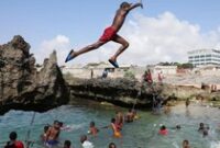 1762536116116-pantai-jadi-ruang-bahagia-warga-somalia-1762496392397_43