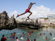 1762536116116-pantai-jadi-ruang-bahagia-warga-somalia-1762496392397_43