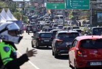 1762579200117-situasi-jalur-wisata-puncak-bogor-ramai-lancar-1743920964704_43