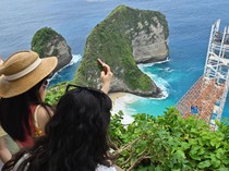 1763054545160-proyek-lift-pantai-kelingking-dihentikan-sementara-diduga-langgar-aturan-tata-ruang-1762344341317_43