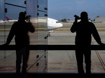 1763097941112-imbas-shutdown-pemerintah-ribuan-penumpang-tertahan-di-bandara-bandara-utama-as-1762527418527_43