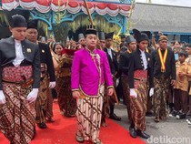 1763205635573-paku-buwono-pb-xiv-purbaya-berjalan-menuju-ke-siti-hinggil-untuk-membacakan-sabda-dalem-sebagai-penerus-takhta-keraton-solo-sa-1763179827541_43