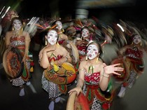 1763227151912-dhoho-night-carnival-di-kediri-1763220828275_43