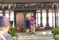 1763227275850-paku-buwono-xiv-purbaya-membacakan-sabda-raja-saat-jumenengan-di-siti-hinggil-keraton-solo-sabtu-15112025-1763182559759_43