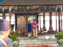 1763227275850-paku-buwono-xiv-purbaya-membacakan-sabda-raja-saat-jumenengan-di-siti-hinggil-keraton-solo-sabtu-15112025-1763182559759_43