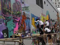 1763292173963-tim-disulap-jadi-lautan-warna-20-seniman-ramaikan-jakarta-mural-festival-2025-1763270225782_43