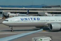 1763356962873-ilustrasi-united-airlines-boeing-777-300-oer_43