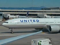 1763356962873-ilustrasi-united-airlines-boeing-777-300-oer_43