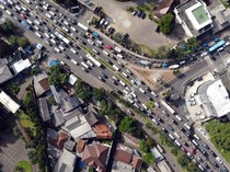 1763356986637-libur-panjang-jalur-puncak-bogor-macet-meski-one-way-diberlakukan-1757053383031_43