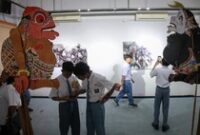 1763378661290-pelajar-antusias-kunjungi-pameran-wayang-di-pekan-wayang-jatim-2025-1763362890555_43