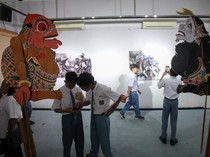 1763378661290-pelajar-antusias-kunjungi-pameran-wayang-di-pekan-wayang-jatim-2025-1763362890555_43