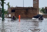 1763378808384-banjir-di-kawasan-museum-kota-lama-kecamatan-semarang-tengah-kota-semarang-selasa-28102025-1761624587612_43