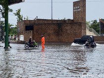 1763378808384-banjir-di-kawasan-museum-kota-lama-kecamatan-semarang-tengah-kota-semarang-selasa-28102025-1761624587612_43