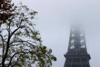 1763400121361-paris-berkabut-menara-eiffel-tampil-dengan-pesona-berbeda-1763351069228_43