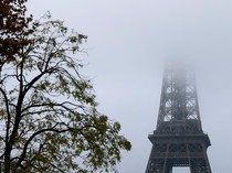 1763400121361-paris-berkabut-menara-eiffel-tampil-dengan-pesona-berbeda-1763351069228_43