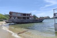 1763400141771-salah-satu-kapal-wisata-yang-melakukan-aktivitas-docking-secara-ilegal-di-perairan-pantai-binongko-labuan-bajo-manggarai-barat-1763383025421_43