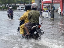 1763443298814-banjir-di-kawasan-museum-kota-lama-kecamatan-semarang-tengah-kota-semarang-selasa-28102025-1761624587536_43
