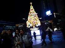 1763485496681-pohon-natal-raksasa-hidupkan-suasana-liburan-di-jantung-kota-seoul-1763451239156_43