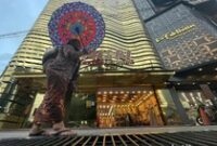 1763485502501-penjual-jamu-jakarta-menggendong-asa-di-ibu-kota-17_43