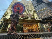 1763485502501-penjual-jamu-jakarta-menggendong-asa-di-ibu-kota-17_43