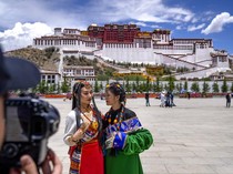 1763550301156-wisata-tibet-diserbu-turis-china-4_43